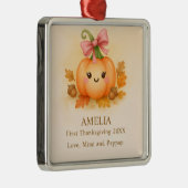 カボチャを持つベビーガールへの初感謝祭 メタルオーナメント (右)