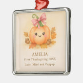 カボチャを持つベビーガールへの初感謝祭 メタルオーナメント (左)