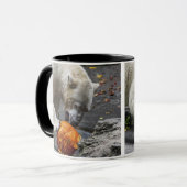 カボチャを食べている白くま マグカップ (正面左)