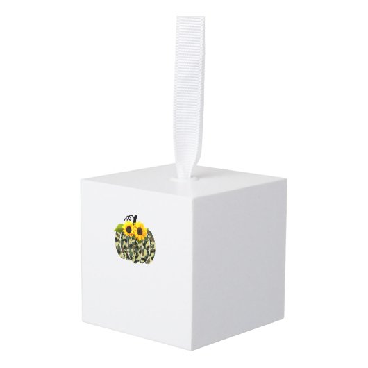 カボチャカモフラージュとヒマワリ秋感謝してい装置 キューブオーナメント (正面アングル)