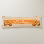 カボチャパーソナライズされたンオレンジ色バナーリボンのクリーム ボディピロー (裏面)