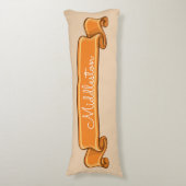 カボチャパーソナライズされたンオレンジ色バナーリボンのクリーム ボディピロー (正面縦)