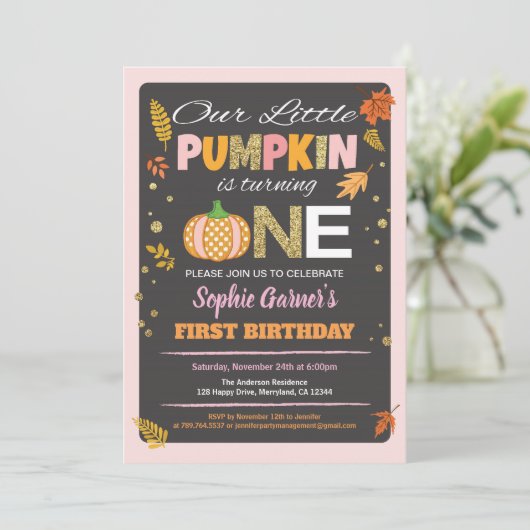 カボチャ女の子の最初の誕生日パーティーchalkboard 招待状 (スタンド正面)