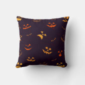 カボチャ悪魔顔のシームレスなパターン背景 クッション (裏面)