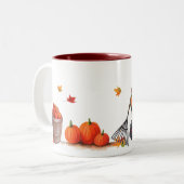 カボチャ葉のりんごおよび熊手との秋日 ツートーンマグカップ (正面左)