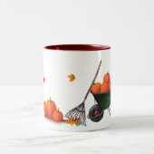 カボチャ葉のりんごおよび熊手との秋日 ツートーンマグカップ (中央)