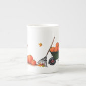 カボチャ葉のりんごおよび熊手との秋日 ボーンチャイナマグカップ (正面)