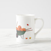 カボチャ葉のりんごおよび熊手との秋日 ボーンチャイナマグカップ (右)