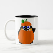 カボチャ衣裳のハロウィンのペンギン ツートーンマグカップ (左)