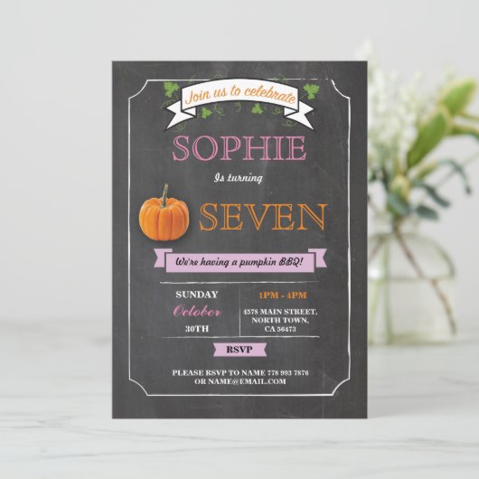 カボチャ誕生日パーティーチョークピンク任意の年齢招待状 招待状 (スタンド正面)