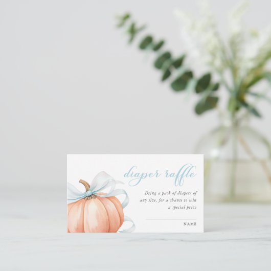 カボチャ青い弓ベビーシャワーオムツラッフル エンクロージャーカード (スタンド正面)