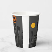 カボチャ、カラス、月が描かれたハロウィンのシーン 紙コップ (左)