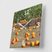 カボチャ、トウモロコシ、干し草の秋の収穫写真 スクエア壁時計 (傾斜)