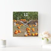 カボチャ、トウモロコシ、干し草の秋の収穫写真 スクエア壁時計 (ホーム)