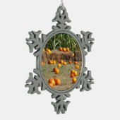 カボチャ、トウモロコシ、干し草の秋の収穫写真 スノーフレークピューターオーナメント (左)