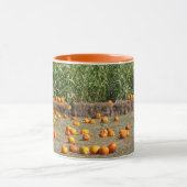 カボチャ、トウモロコシ、干し草の秋の収穫写真 マグカップ (中央)