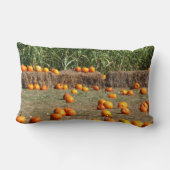 カボチャ、トウモロコシ、干し草の秋の収穫写真 ランバークッション (裏面)