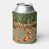 カボチャ、トウモロコシ、干し草の秋の収穫写真 缶クーラー (缶裏面)