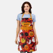 カボチャ、幽霊、こうもり付きレッドハロウィーン エプロン (着用した状態)