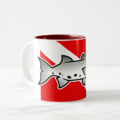 カマスの飛び込みの旗 ツートーンマグカップ (正面左)