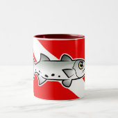 カマスの飛び込みの旗 ツートーンマグカップ (中央)