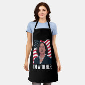 カマラと一緒 2024年大統領選にカマラを支持しよう エプロン (着用した状態)