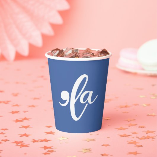 カマラは彼女の名前を言う 紙コップ (インサイチュ)