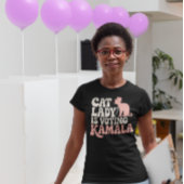 カマラを支えるキャットレディ鮮やかー Tシャツ