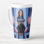 カマラハリスの姪っ子 – YES彼女はラテマグ カフェラテマグ (左アングル)