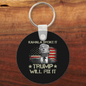 カマラハリスはそれを壊したトランプはそれを修正するアメリカ国旗 キーホルダー (正面)
