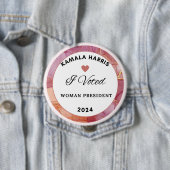 カマラハリスボタン。4インチ円ピンク色。 缶バッジ (インサイチュ)