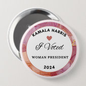カマラハリスボタン。4インチ円ピンク色。 缶バッジ (正面&裏面)