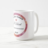 カマラハリスマグ。白と淡いピンク色。 コーヒーマグカップ (正面右)