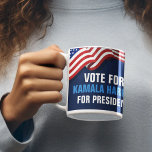 カマラハリス大統領の大統領選挙に投票 コーヒーマグカップ<br><div class="desc">2024年の選挙でカマラハリス大統領に投票大統領のする。民主党のパーティー候補として私たちの副大統領を選び、このアメリカ国旗のマグカップを民主党員に対して青で支持を示しなさい。</div>