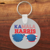 カマラハリス選挙おもしろいアンチ – トランプ赤&青 キーホルダー (裏面)