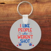 カマラハリス選挙おもしろいアンチ – トランプ赤&青 キーホルダー (正面)