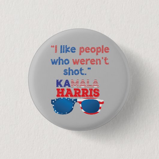 カマラハリス2024年社長おもしろいアンチトランプ 缶バッジ (正面)