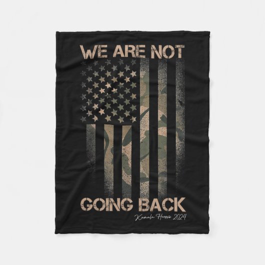 カマラハリス2024迷彩柄船に戻らない フリースブランケット (正面)