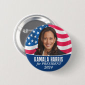 カマラハリス2024 -クラシックフォトフラグデザイン 缶バッジ (正面&裏面)