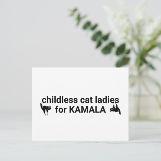 カマラ支持の子供がいない猫好き女性 - 面白いモノクロ ポストカード (スタンド正面)
