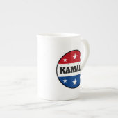 カマラ・ハリス 選挙 2024 V ボーンチャイナマグカップ (正面右)