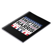 カマラ・ハリス 2024 年投票支援のスウィフティー ノートブック (左側)