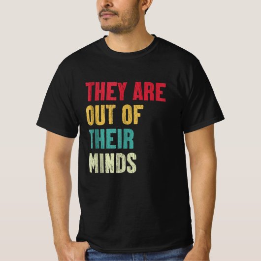 カマラ・ハリス 2024 彼らは気がおかしい Tシャツ (正面)