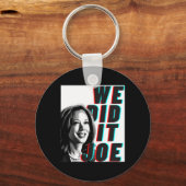 カマラ・ハリス 「We Did It Joe」モダンデザイン キーホルダー (正面)
