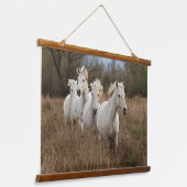 カマルグの馬が走る 吊り下げ型タペストリー (傾斜あり)