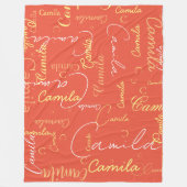 カミラ名前をカスタムするイニシャルをオレンジ色で繰り返し フリースブランケット (正面)