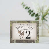 カムフラージュのシカの誕生日 インビテーションポストカード (スタンド正面)