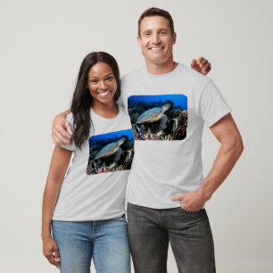 カメおよび魚との潜水 Tシャツ