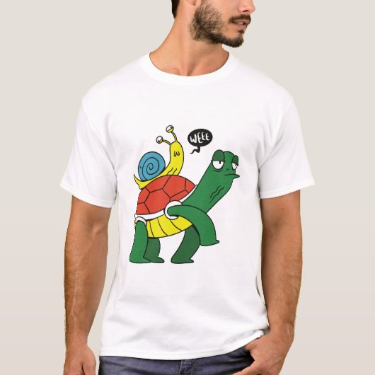 カメがカタツムリに乗る面白いキャラクターTシャツ Tシャツ (正面)