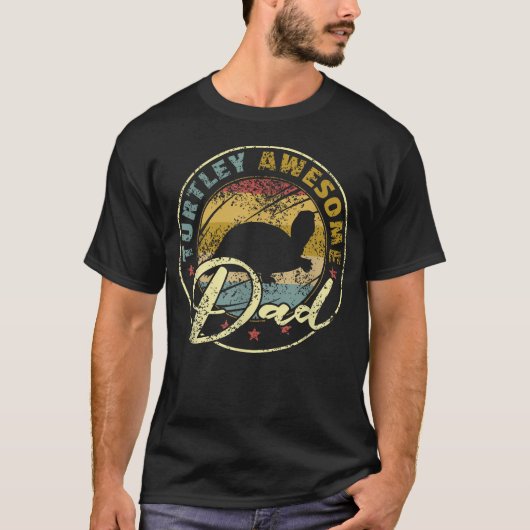 カメが大好きなお父さんにぴったりな面白いカメのデザイン Tシャツ (正面)